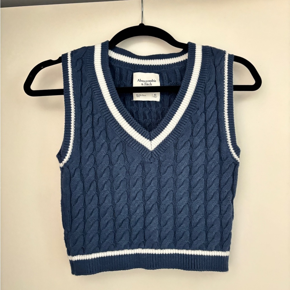 Abercrombie & Fitch Cropped Cable Knit Sweater vest